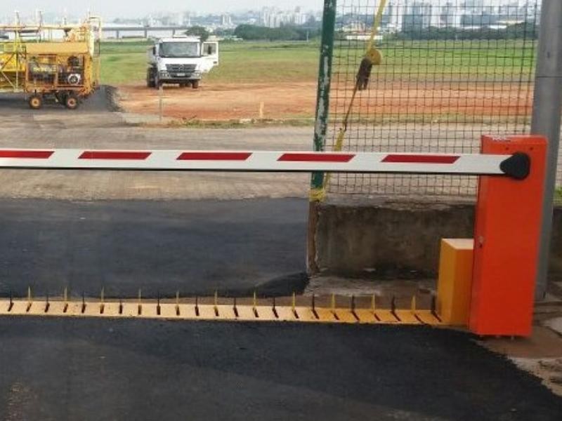 Aplicação Cancela Hidráulica e Dilacerador de Pneus em Aeroporto